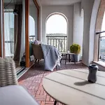 Queen's Palace Apartment *