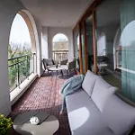 Queen's Palace Apartment